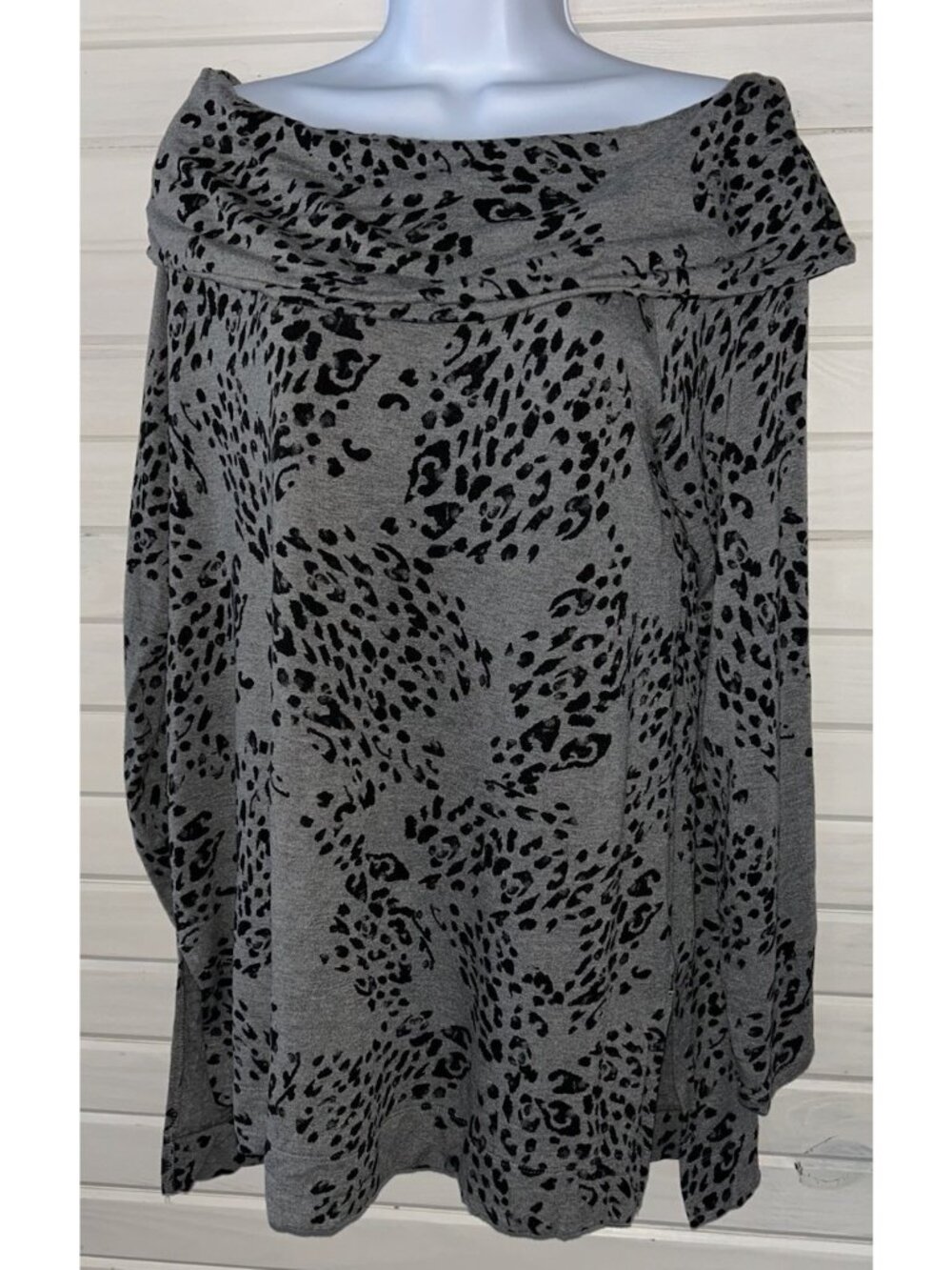 Chicos Sz 1 (MEDIUM) Gray Black Leopard Foldover Bateau Neck Tunic Leopard EUC